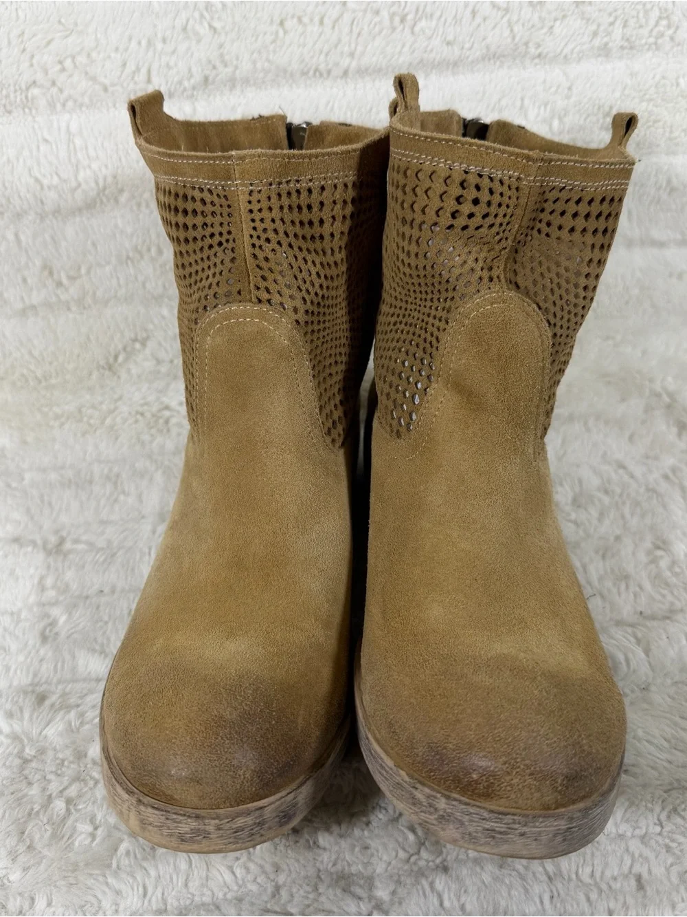 Sundance womens 40 Tan Greta Suede Perforated Leather Distressed Ankle Boot zip